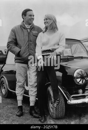 Liana Engeman aus Amsterdam, Holland, nimmt sich eine Auszeit vom Training bei Brand Hatch, um mit dem ehemaligen Weltmeister Jim Clark zu sprechen, sie werden sich beim Rennen auf der Motor Show 200 am 27. Oktober 1966 gegenseitig bestiegen Stockfoto