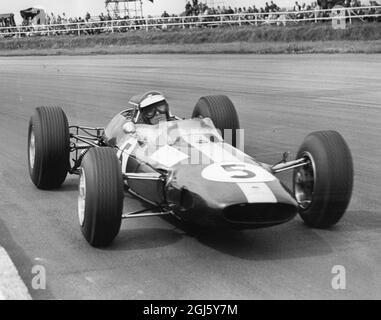 Jim Clark : 1936 - 1968 , britischer Formel-1-Rennfahrer aus Schottland , hier als Sieger des RAC Grand Prix 1965 in Silverstone, England, in seinem Lotus-Climax 10. Juli 1965 gezeigt Stockfoto