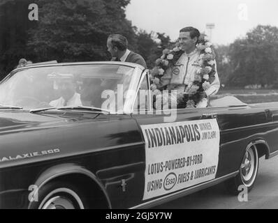 Jim Clark : 1936 - 1968 , britischer Formel-1-Rennfahrer aus Schottland , gezeigt im Crystal Palace in seiner Ehrenrunde für seinen Sieg in Indianapolis in Amerika vor kurzem 8. Juni 1965 Stockfoto