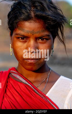 Indien, Madhya Pradesh. Porträt einer jungen Inderin mit Tattoos auf der Stirn. Stockfoto