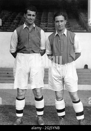 Denis Compton ( rechts ) und Leslie Compton 13. Oktober 1949 Stockfoto