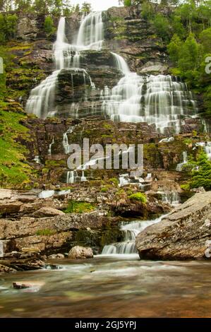 Schöne Aussicht auf Tvinnefossen in Norwegen. Wasserfall Touristenattraktion. Stockfoto