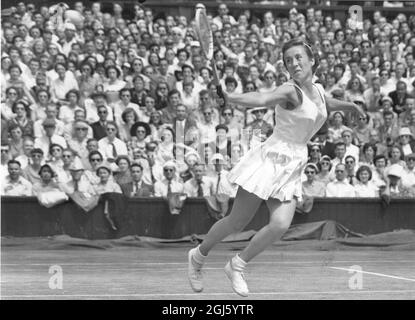 Maureen Connolly: 1934-1969, amerikanische Tennisspielerin, Little Mo, wie sie bekannt war, hier gesehen spielen im Finale der Wimbledon Lawn Tennis Championships, Wimbledon, London, England gegen Landsfrau Miss Doris Hart. 4. Juli 1953 Stockfoto