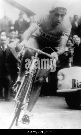 Angelo Fausto Coppi beim Gran Premio Vennini , einem Radrennen, das er in einer neuen Rekordzeit von 1 Stunde 51 Minuten und 51 gewann. 4 Sekunden . 21. Oktober 1952 Stockfoto