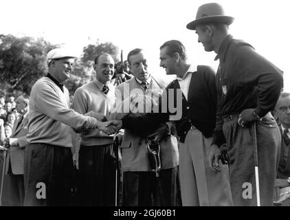 Der zweite Vorparter wartet darauf, am ersten Loch links nach rechts abzuschlagen J Panton , E Brown , Henry Cotton, nicht spielender Kapitän von Großbritannien Lloyd Mangrum Kapitän des US-Teams und Sam Snead USA 2. Oktober 1953 Stockfoto