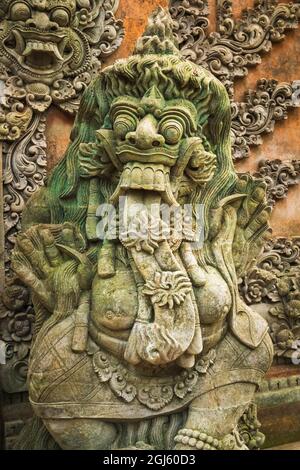 Statue im Sacred Monkey Forest Sanctuary, Ubud, Bali, Indonesien Stockfoto