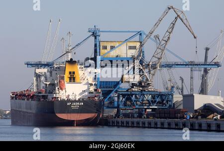 Rostock, Deutschland. September 2021. Der Frachter 'AP Jadran' wird im Seehafen Rostock umgeschlagen. Am 09.09.2021 beginnt in Rostock die zweitägige Maritime Future Conference mit dem Schwerpunkt "Maritime Wirtschaft - Pionier für Zukunftslösungen". Vertreter aus Wirtschaft, Wissenschaft und Politik tauschen sich über aktuelle Trends und Lösungen aus. Quelle: Bernd Wüstneck/dpa-Zentralbild/dpa/Alamy Live News Stockfoto