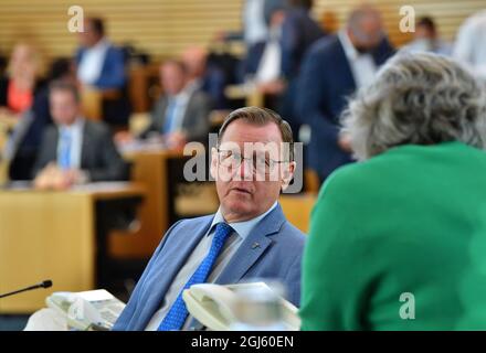 Erfurt, Deutschland. September 2021. Vor Beginn der Sondersitzung des landtags zum Fraktionsstatus der FDP sitzt der Thüringer Ministerpräsident Bodo Ramelow (die Linke) im Plenarsaal des Thüringer landtags. Ute Bergner, eine Abgeordnete, die die FDP verlassen hat, hat ebenfalls erklärt, dass sie die Landtagsfraktion der FDP verlässt. Mit nur vier Abgeordneten kann die FDP keine Fraktion mehr bilden und strebt daher den Status einer Fraktion an. Quelle: Martin Schutt/dpa-Zentralbild/dpa/Alamy Live News Stockfoto