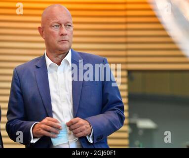 Erfurt, Deutschland. September 2021. Thomas Kemmerich, FDP-Abgeordneter und ehemaliger Ministerpräsident Thüringens, steht nach der Sondersitzung des landtags zum Gruppenstatus der FDP im Plenarsaal des Thüringer landtags. Ute Bergner, eine Abgeordnete, die die FDP verlassen hat, ist ebenfalls aus der Landtagsfraktion der FDP zurückgetreten. Mit derzeit nur vier Abgeordneten kann die FDP keine Fraktion mehr bilden und strebt daher den Status einer Fraktion an. Quelle: Martin Schutt/dpa-Zentralbild/dpa/Alamy Live News Stockfoto