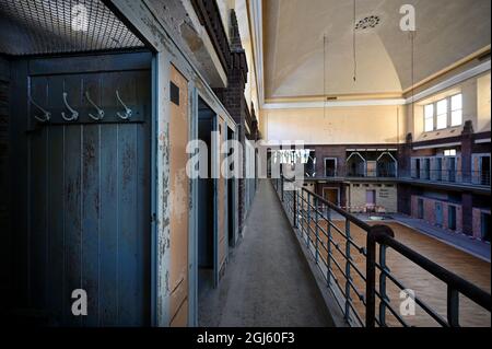 08. September 2021, Berlin: Blick in die Umkleidekabinen im Zwischengeschoss der ehemaligen Frauenschwimmhalle (kleine Schwimmhalle) im Hubertusbad im Bezirk Lichtenberg. Nach einer zweijährigen Bauphase soll das fast 100 Jahre alte städtische Schwimmbad am Tag der offenen Denkmalpflege am 12. September 2021 wieder für Besucher geöffnet werden. Das 1928 erbaute Bad wurde 2019/2020 erstmals einer umfassenden Schadstoffsanierung unterzogen. Anschließend wurde die ehemalige Damen-Schwimmhalle entsprechend den Anforderungen eines denkmalgeschützten Gebäudes saniert. Die Halle soll ab 20 als Eventlocation genutzt werden Stockfoto