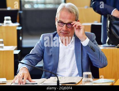 Erfurt, Deutschland. September 2021. Der thüringische Innenminister Georg Meier (SPD) sitzt im Plenarsaal des Thüringer landtags während der Sondersitzung des landtags zum Fraktionsstatus der FDP. Ute Bergner, eine Abgeordnete, die die FDP verlassen hat, ist ebenfalls aus der Landtagsfraktion der FDP zurückgetreten. Mit derzeit nur vier Abgeordneten kann die FDP keine Fraktion mehr bilden und strebt daher den Status einer Fraktion an. Quelle: Martin Schutt/dpa-Zentralbild/dpa/Alamy Live News Stockfoto