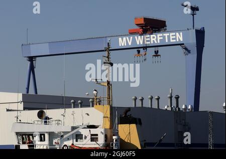 Rostock, Deutschland. September 2021. Der Schriftzug 'MV Werften' auf dem Portalkran der Werft in Warnemünde. Die zweitägige Maritime Future Conference startet am 09.09.2021 in Rostock mit dem Schwerpunkt 'Maritime Economy - Pioneer for Future Solutions'. Vertreter aus Wirtschaft, Wissenschaft und Politik tauschen sich über aktuelle Trends und Lösungen aus. Quelle: Bernd Wüstneck/dpa-Zentralbild/dpa/Alamy Live News Stockfoto