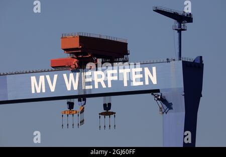 Rostock, Deutschland. September 2021. Der Schriftzug 'MV Werften' auf dem Portalkran der Werft in Warnemünde. Die zweitägige Maritime Future Conference startet am 09.09.2021 in Rostock mit dem Schwerpunkt 'Maritime Economy - Pioneer for Future Solutions'. Vertreter aus Wirtschaft, Wissenschaft und Politik tauschen sich über aktuelle Trends und Lösungen aus. Quelle: Bernd Wüstneck/dpa-Zentralbild/dpa/Alamy Live News Stockfoto