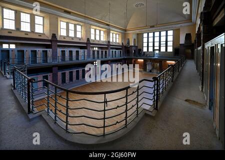 08. September 2021, Berlin: Blick vom Zwischengeschoss der Frauenschwimmhalle (kleine Schwimmhalle) im Hubertusbad im Bezirk Lichtenberg auf das bei der Teilsanierung überdachte Schwimmbad. Nach einer zweijährigen Bauphase soll das fast 100 Jahre alte städtische Schwimmbad am Tag der offenen Denkmalpflege am 12. September 2021 wieder für Besucher geöffnet werden. Das 1928 erbaute Bad wurde 2019/2020 erstmals einer umfassenden Sanierung von Schadstoffen unterzogen. Anschließend wurde die ehemalige Damen-Schwimmhalle entsprechend den Anforderungen eines denkmalgeschützten Gebäudes saniert. Das h Stockfoto