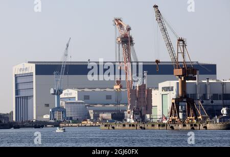 Rostock, Deutschland. September 2021. Krane und Werkstätten der Neptun-Werft und des Motorenherstellers Caterpillar. In Rostock beginnt am 09.09.2021 die zweitägige Maritime Future Conference mit dem Schwerpunkt 'Maritime Economy - Pioneer for Future Solutions'. Vertreter aus Wirtschaft, Wissenschaft und Politik tauschen sich über aktuelle Trends und Lösungen aus. Quelle: Bernd Wüstneck/dpa-Zentralbild/dpa/Alamy Live News Stockfoto