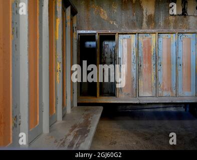 08. September 2021, Berlin: Blick auf die Schließfächer in den Umkleideräumen in der ehemaligen Frauenschwimmhalle (kleine Schwimmhalle) im Hubertusbad im Bezirk Lichtenberg. Nach einer zweijährigen Bauphase soll das fast 100 Jahre alte städtische Schwimmbad am Tag der offenen Denkmalpflege am 12. September 2021 wieder für Besucher geöffnet werden. Das 1928 erbaute Bad wurde 2019/2020 erstmals einer umfassenden Schadstoffsanierung unterzogen. Anschließend wurde die ehemalige Damen-Schwimmhalle entsprechend den Anforderungen eines denkmalgeschützten Gebäudes saniert. Die Halle soll ab 2022 als Eventlocation genutzt werden. Foto: Stockfoto