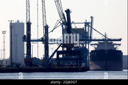 Rostock, Deutschland. September 2021. Die Silhouette des Rostocker Seehafens mit Kränen und einem Frachter im Hintergrund. Am 09.09.2021 beginnt in Rostock die zweitägige Maritime Future Conference mit dem Schwerpunkt "Maritime Wirtschaft - Pionier für Zukunftslösungen". Vertreter aus Wirtschaft, Wissenschaft und Politik tauschen sich über aktuelle Trends und Lösungen aus. Quelle: Bernd Wüstneck/dpa-Zentralbild/dpa/Alamy Live News Stockfoto