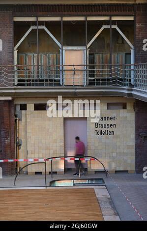 08. September 2021, Berlin: Blick vom Zwischengeschoss der Frauenschwimmhalle (kleine Schwimmhalle) im Hubertusbad im Bezirk Lichtenberg auf das bei der Teilsanierung überdachte Schwimmbad. Nach einer zweijährigen Bauphase soll das fast 100 Jahre alte städtische Schwimmbad am Tag der offenen Denkmalpflege am 12. September 2021 wieder für Besucher geöffnet werden. Das 1928 erbaute Bad wurde 2019/2020 erstmals einer umfassenden Sanierung von Schadstoffen unterzogen. Anschließend wurde die ehemalige Damen-Schwimmhalle entsprechend den Anforderungen eines denkmalgeschützten Gebäudes saniert. Das h Stockfoto