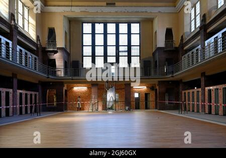 08. September 2021, Berlin: Blick in die Frauenschwimmhalle (kleine Schwimmhalle) im Hubertusbad im Bezirk Lichtenberg am im Zuge der Teilsanierung überdachten Schwimmbad. Nach einer zweijährigen Bauphase soll das fast 100 Jahre alte städtische Schwimmbad am Tag der offenen Denkmalpflege am 12. September 2021 wieder für Besucher geöffnet werden. Das 1928 erbaute Bad wurde 2019/2020 erstmals einer umfassenden Sanierung von Schadstoffen unterzogen. Anschließend wurde die ehemalige Damen-Schwimmhalle entsprechend den Anforderungen eines denkmalgeschützten Gebäudes saniert. Die Halle soll genutzt werden Stockfoto