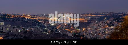 Israel, Jerusalem. Die Altstadt von Jerusalem und ein Teil von Ostjerusalem vom Ölberg in der Dämmerung. Stockfoto