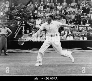 Gottfried von Cramm spielt bei Wimbledon Tennisturnieren 17. Juli 1937 Stockfoto