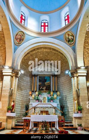 Israel, Kana. Die Hochzeitskirche in Kana Hauptaltar und Kuppel, Anblick des ersten Wunders Jesu. Stockfoto