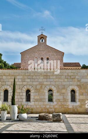 Israel, Tabgha. Kirche der Multiplikation der Brote und Fische, Kirche außen. Stockfoto