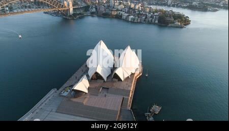 Sydney. September 2021. Luftaufnahme vom 9. September 2021 zeigt das Sydney Opera House in Sydney, Australien. Der australische Bundesstaat New South Wales (NSW), das Epizentrum des aktuellen Ausbruchs des Landes, hat am Donnerstag einen „Fahrplan zur Freiheit“ aus der lang anhaltenden Sperre enthüllt, die einem großen Teil des Staates auferlegt wurde, da es darum gekämpft hat, einen eskalierenden Ausbruch von COVID-19 einzudämmen. Quelle: Hu Jingchen/Xinhua/Alamy Live News Stockfoto