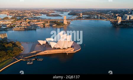 Sydney. September 2021. Luftaufnahme vom 9. September 2021 zeigt das Sydney Opera House in Sydney, Australien. Der australische Bundesstaat New South Wales (NSW), das Epizentrum des aktuellen Ausbruchs des Landes, hat am Donnerstag einen „Fahrplan zur Freiheit“ aus der lang anhaltenden Sperre enthüllt, die einem großen Teil des Staates auferlegt wurde, da es darum gekämpft hat, einen eskalierenden Ausbruch von COVID-19 einzudämmen. Quelle: Hu Jingchen/Xinhua/Alamy Live News Stockfoto