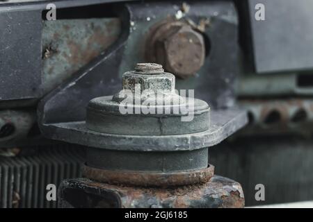 Werkstatt, Schlosserarbeiten. Master entschrauben die Mutter mit dem Kopf . Ausbau oder Einbau eines Autokühlers. Makro. Nahaufnahme. Autoservice. Nahaufnahme der Hand. Stockfoto