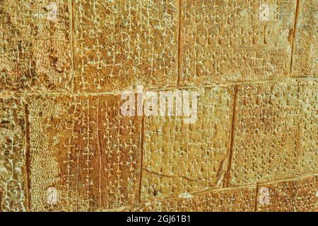 Israel, Jerusalem. Die Kirche des Heiligen Grabes, die Kapelle der Heiligen Helene, Kreuze, die von Pilgern in Blöcken geätzt wurden, säumen die Treppe zur Kapelle. Stockfoto