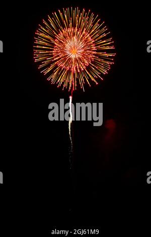 Ein großer explodierender Feuerwerkskugel, der Ende Herbst in Nagano City, Japan, zu sehen ist Stockfoto