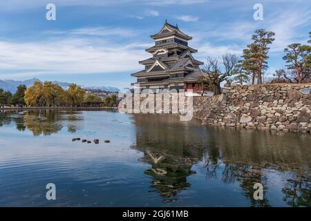 Die Spiegelung des Matumoto-Schlosses und des Schlosses vor der Bergkulisse in Japan Stockfoto