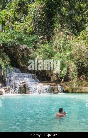 Laos, Luang Prabang. Tat Kuang Si Wasserfall, Schwimmer im türkisfarbenen Pool. Stockfoto