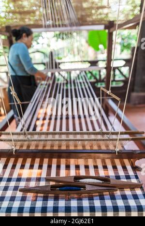 Laos, Vientiane. Lao Textile Museum, Weber arbeitet traditionellen Lao Webstuhl. Stockfoto