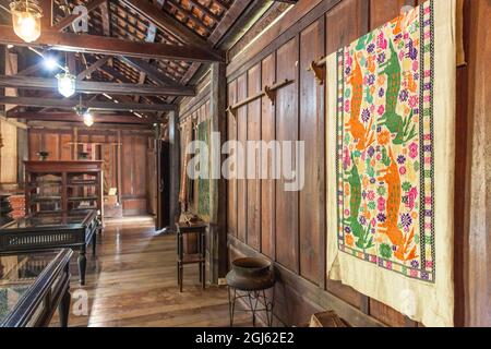 Laos, Vientiane. Lao Textile Museum Innenraum. Stockfoto