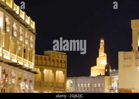 Bundesstaat Katar. Der Souq Waqif von Doha und das Abdulla bin Zaid Al Mahmoud Islamic Cultural Centre, oder bin Zaid. Einzigartiges Minarett-Design der islamischen Moschee. Stockfoto