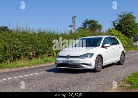 2019 weißer VW Volkswagen Golf 4-Türer Viertürer 1498 ccm Benzinfließheck auf dem Weg zur Capesthorne Hall Classic Car Show im Juli, Cheshire, Großbritannien Stockfoto