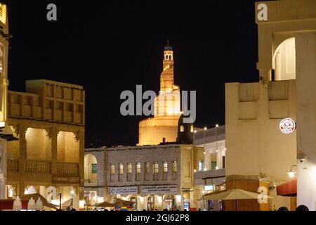 Bundesstaat Katar. Die Souq Waqif und bin Zaid von Doha, auch bekannt als Fanar oder Qatar Islamic Cultural Center. Einzigartiges Minarett-Design der islamischen Moschee. (Redaktionell Stockfoto