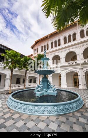 Gusseiserner Brunnen im Rafales Hotel, Singapur. Stockfoto