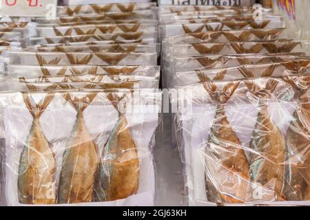 Thailand, Provinz Samut Songkhram, Amphawa District. Getrockneter Fisch zum Verkauf verpackt. Stockfoto