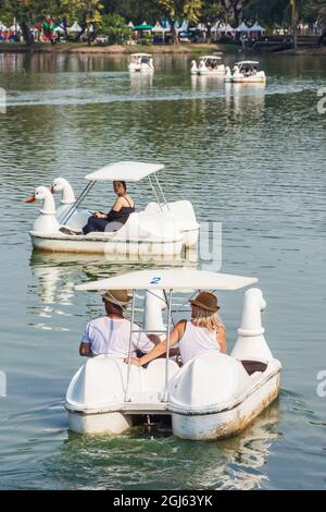 Thailand, Bangkok. Lumphini, Lumphini Park, schwanenförmige Paddelboote. Stockfoto