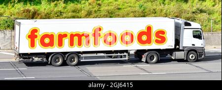 Britische Farmfoods Tiefkühlkost Supermarkt Einzelhandel Geschäft Supply Chain Delivery LKW & Markenlogo Grafik Seitenansicht auf artikuliertem Anhänger Großbritannien Stockfoto