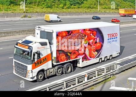 Unabhängiger Spediteur Auftragnehmer LKW-Geschäft arbeitet bunt Tesco Supermarkt Anhänger lkw Fahrer Mangel Pandemie covid 19 Coronavirus UK Stockfoto