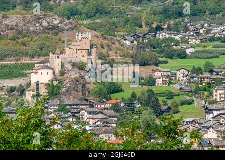 Luftaufnahme des historischen Zentrums von Saint Pierre, Aosta, Italien, an einem schönen Sommertag Stockfoto