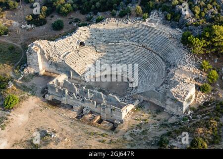 Luftaufnahme des Amphitheaters in der antiken Stadt Patara, Antalya, Türkei. Stockfoto