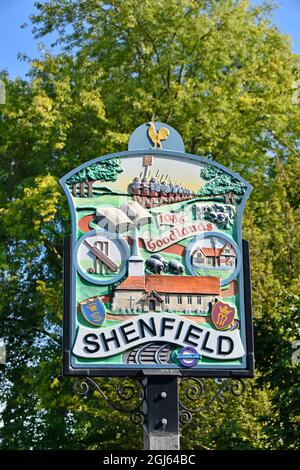 Nahaufnahme der Stadt Shenfield Zeichen historischer Referenzen aus der Römerzeit & Logo für die neue Crossrail Elizabeth Bahnlinie, die hier in Essex UK endet Stockfoto