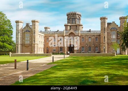 Eingang und Steinfassade des historischen Studley Castle denkmalgeschützten Landhauses, ein Warners Adults Only Hotel in Warwickshire, England, façade Stockfoto