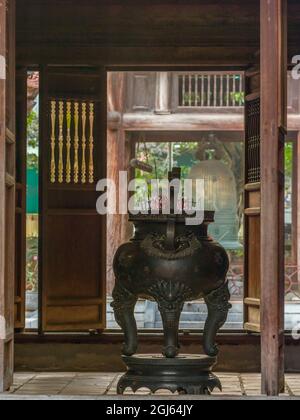 Vietnam, Hanoi. Literaturtempel, Urne mit Weihrauch und Holztüren. Stockfoto