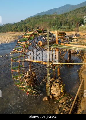 Vietnam, Pu Luong Nature Reserve. Wasserrad auf dem Cham River. Stockfoto